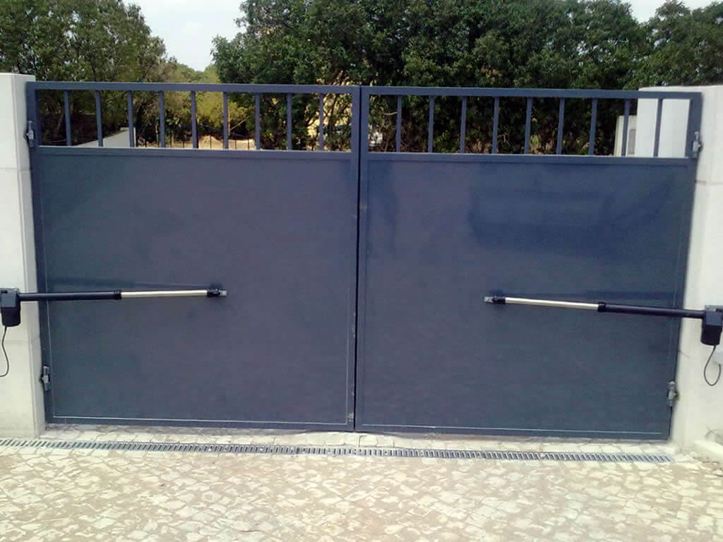 A imagem mostra um exemplo do uso de portão pivotante.